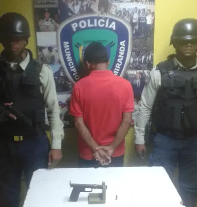  POLIMIRANDA | Detienen a adolescente y un joven por cargar un chopo