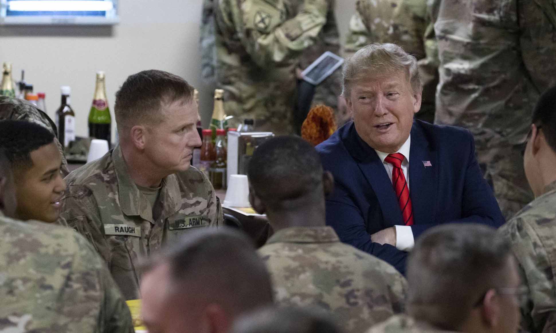  Trump reanudó diálogo entre EE.UU. y talibanes durante su visita a Afganistán