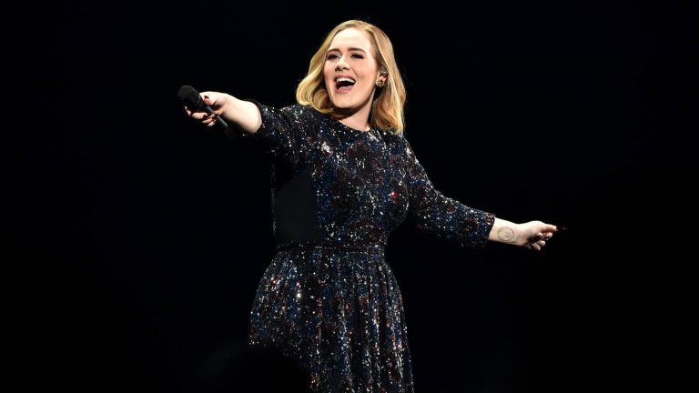 Adele declara su admiración por Messi en pleno concierto