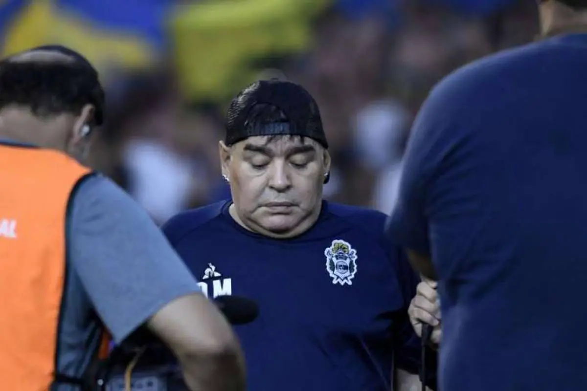  Capturado | Maradona recibe una «misteriosa sustancia» en pleno partido