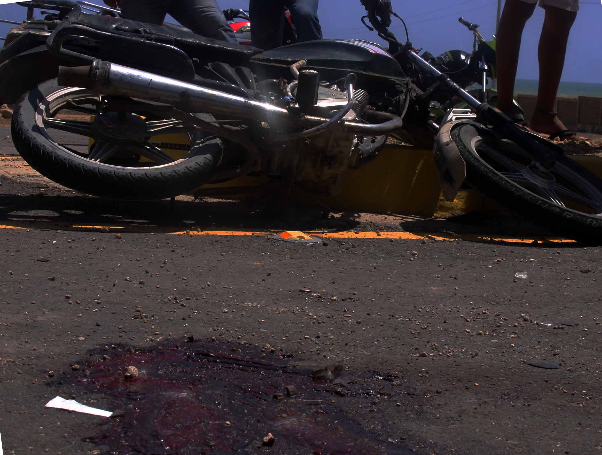  Motorizado muere al deslizar su moto en la vía a Pedregal