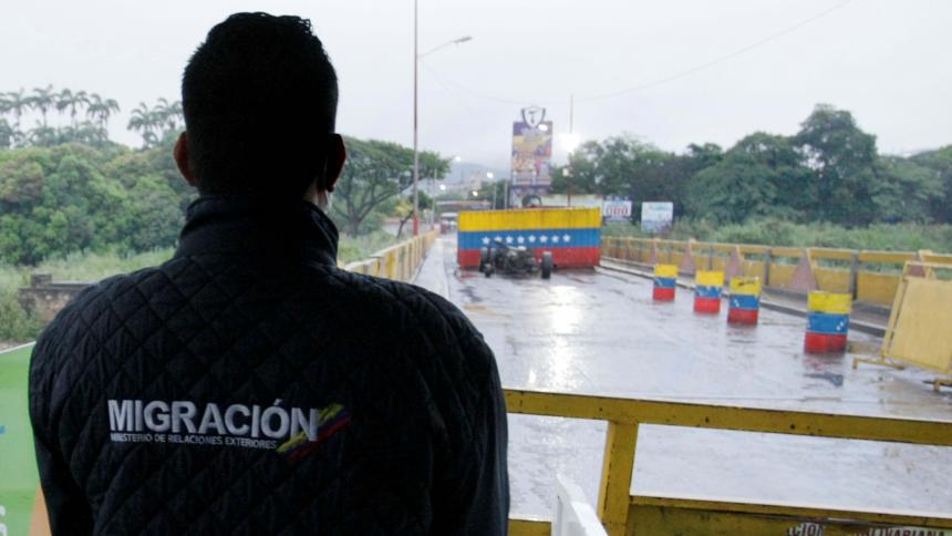 Permiten el paso a venezolanos varados en Colombia