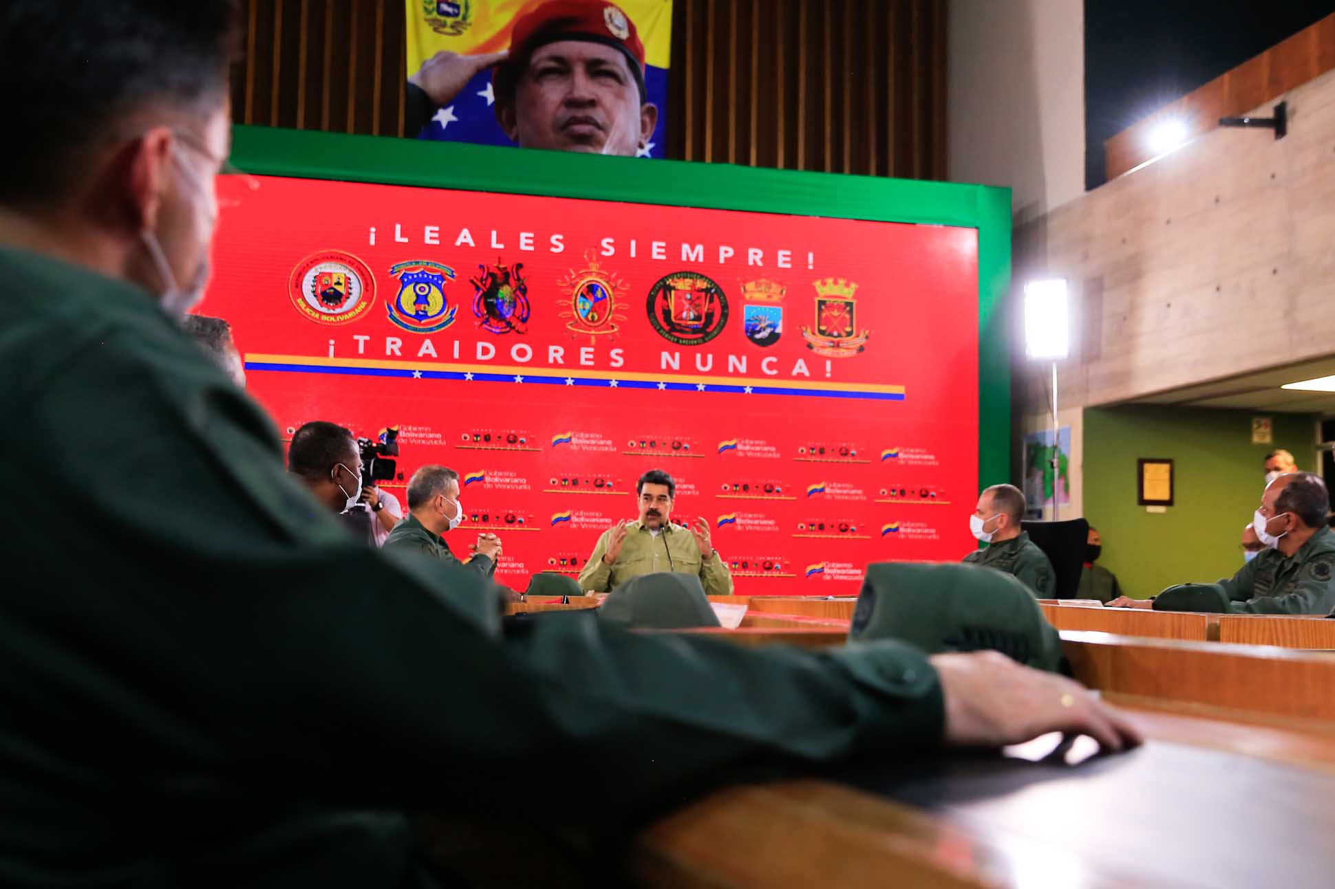 Maduro «revisa» acciones de defensa con el alto mando militar