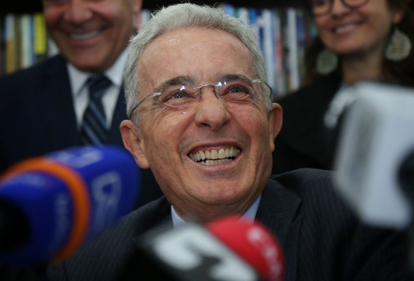  Ordenan liberación inmediata de Álvaro Uribe tras arresto domiciliario