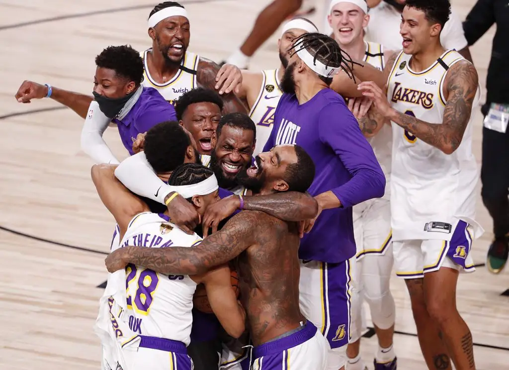  Lakers rindieron honores a Kobe en sus festejos del título