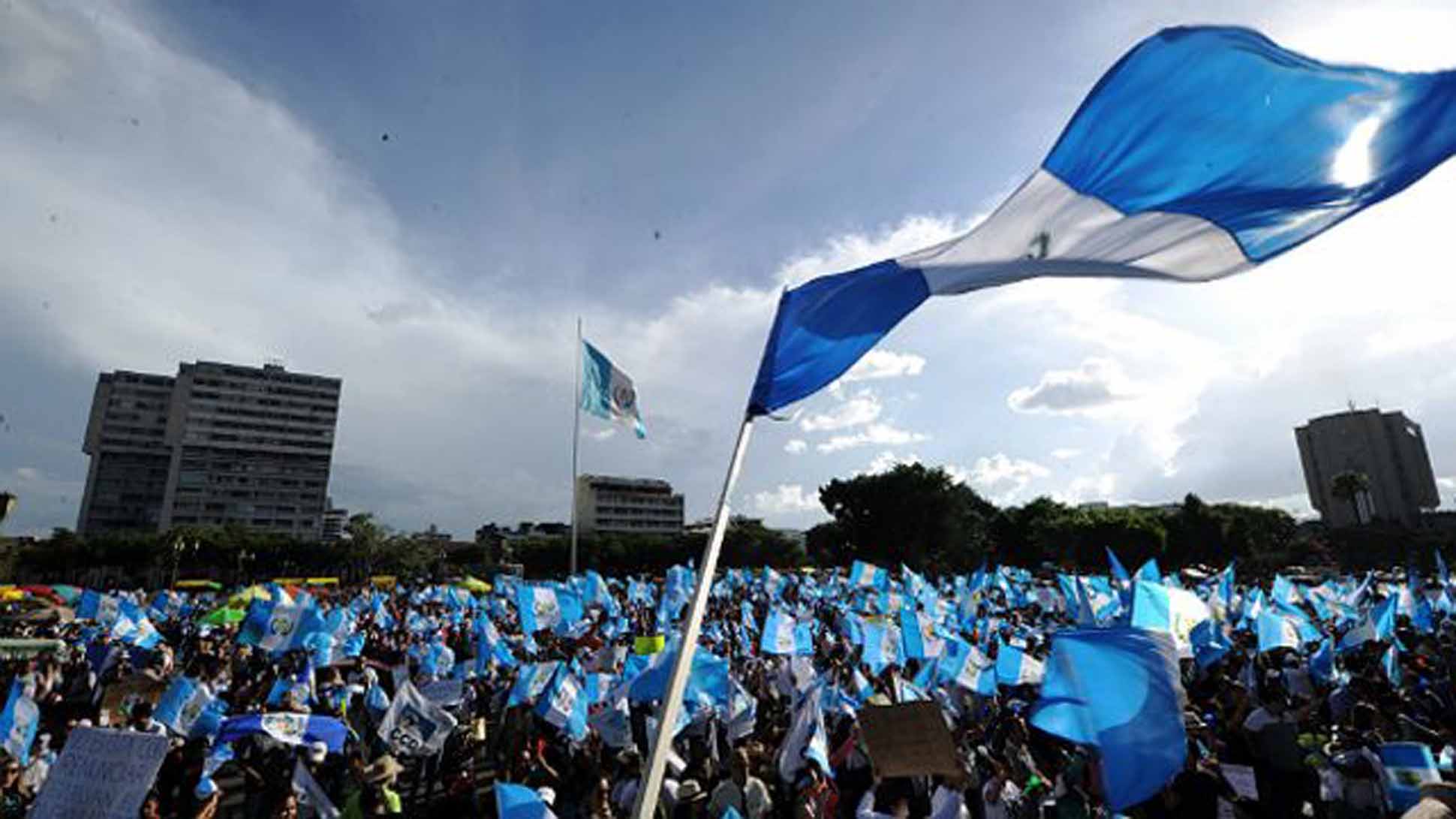 En Guatemala protestan contra presidente y diputados