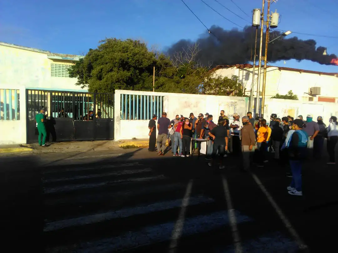 Parroquia Punta Cardón | Electores se acercaron a la Santiago María Davalillo desde las seis de la mañana