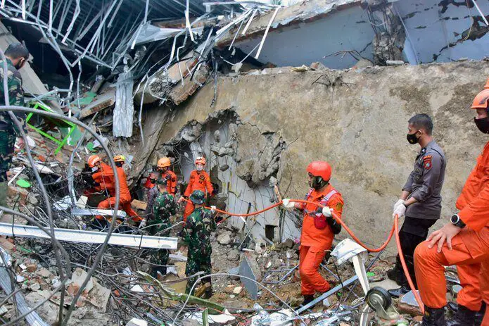 Suben a 318 los muertos por sismo en Indonesia