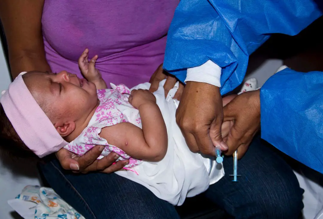  Inmunizan niños y embarazadas