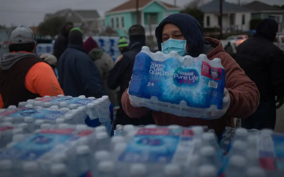 Regresó la electricidad a Texas, pero falta agua potable