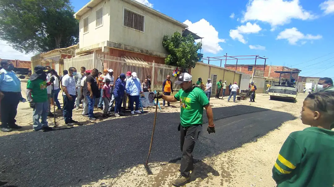  Alcaldía de Miranda ejecuta plan de asfaltado en Curazaito