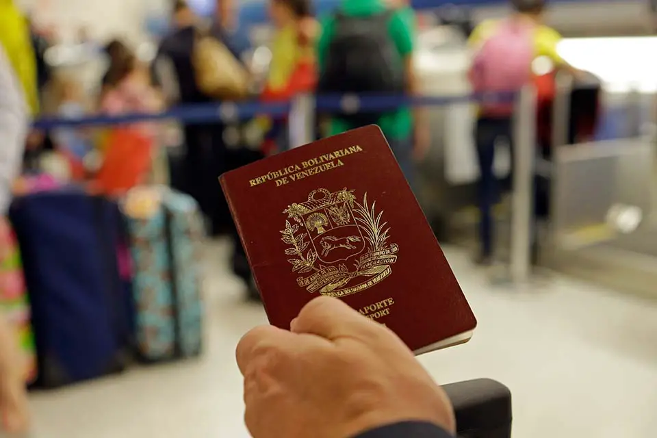 Venezolanos en 7 países podrán solicitar prórroga de pasaporte a domicilio