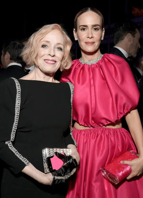 Sarah Paulson y Taylor Holland.