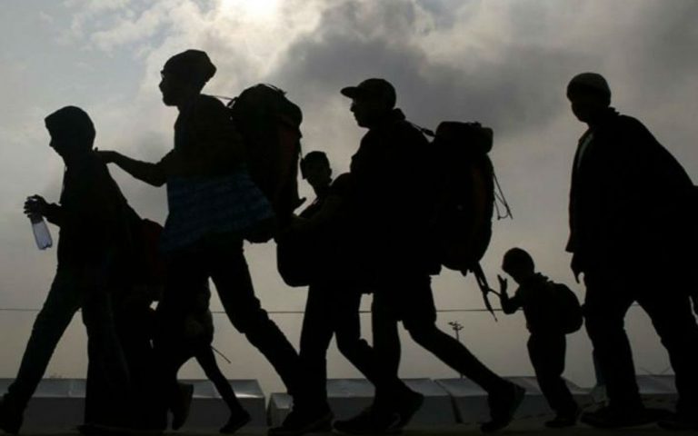 México autoriza que miles de migrantes avancen desde la frontera sur