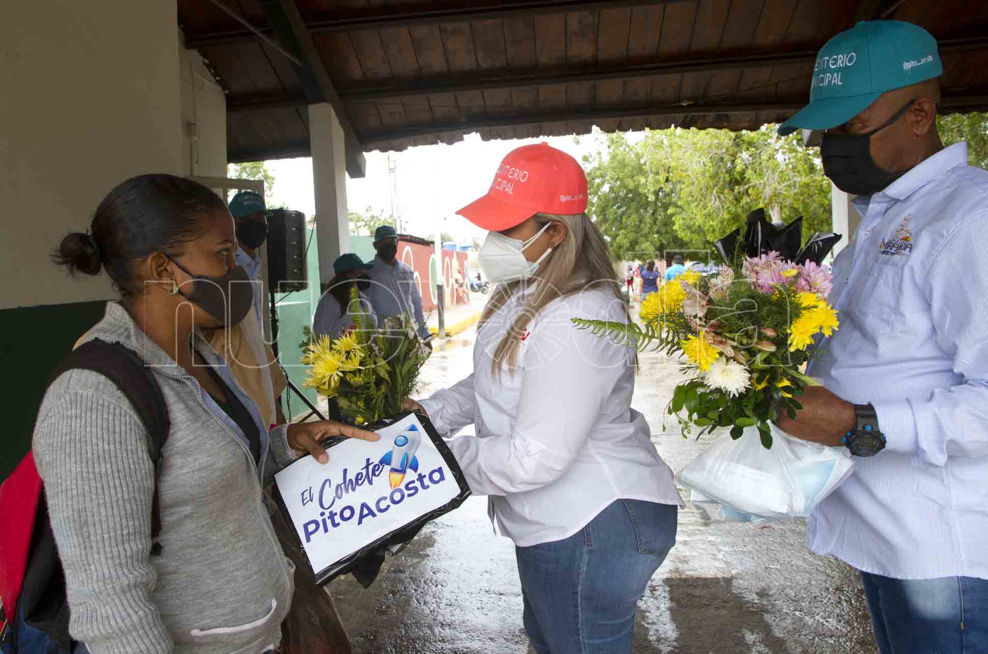  A pesar de la lluvia, corianos regalaron flores a sus deudos