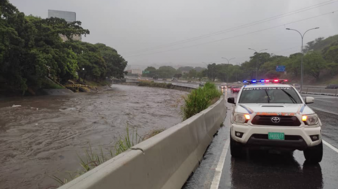 Río Guaire sobrepasó el límite de alerta tras fuertes lluvias