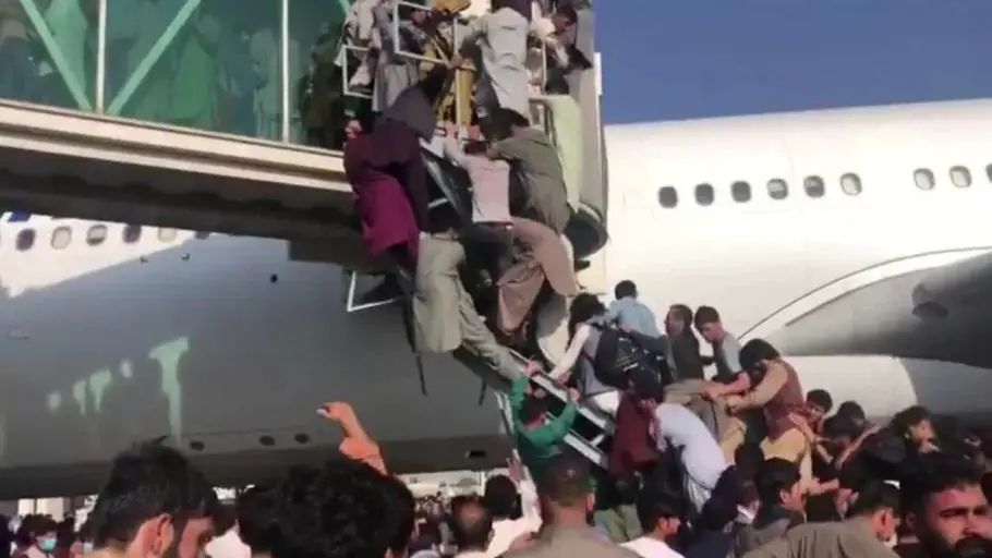 Seis personas muertas por el caos en el aeropuerto de Kabul
