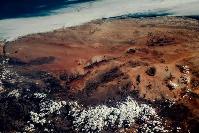 El desierto de Namib, ubicado en el suroeste de África con más de 80 millones de años de existencia, luce nítido desde la ISS.