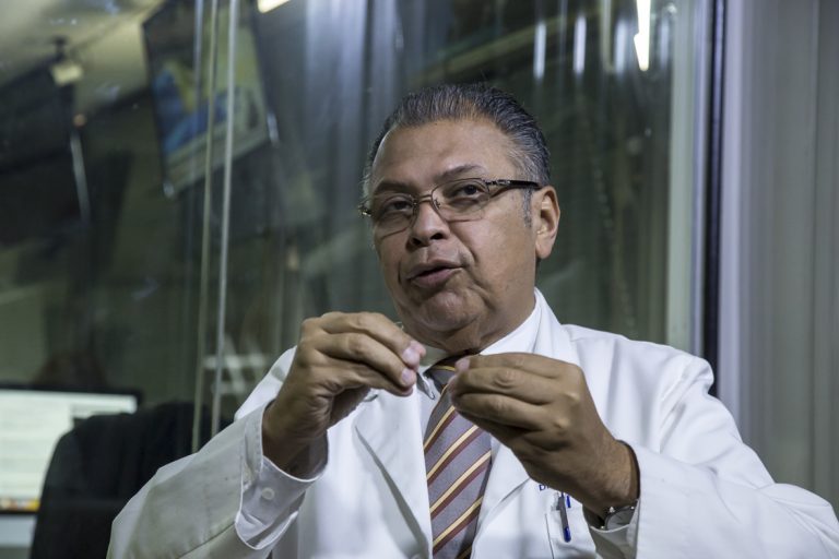 doctor Huniades Urbina, secretario de la Academia Nacional de Medicina