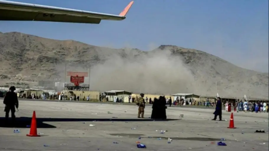 Explosión afuera de aeropuerto de Kabul deja al menos 10 muertos