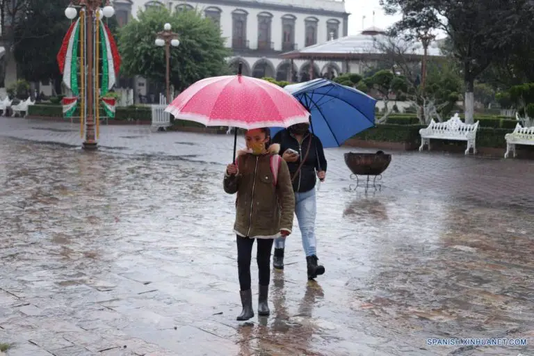Huracán Nora, de categoría 1, toca tierra en occidente de México
