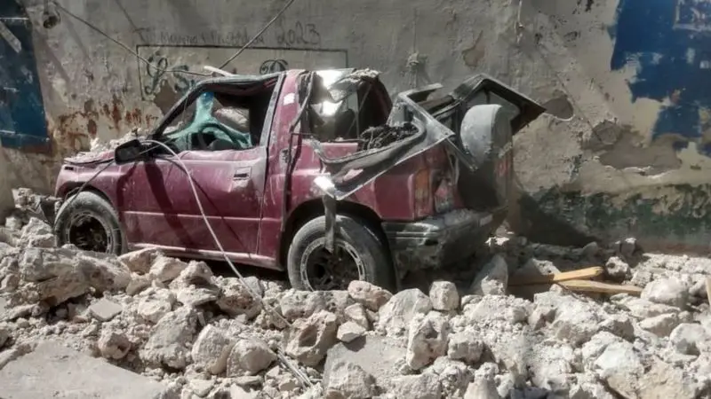 El carro fue destruido por una pila de escombros por el terremoto en Haití