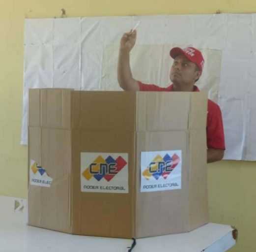 Méndez votando