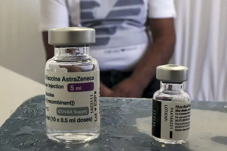  Efectividad de vacuna Pfizer disminuye más rápido que la AstraZeneca