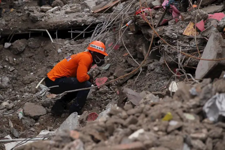 Topos mexicanos buscan a supervivientes de terremoto de Haití