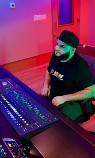 Jr the plug, en el podio de los grandes productores musicales e ingenieros de grabación y mezcla.