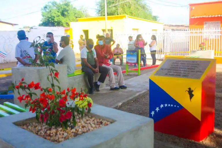 Alcalde Pablo Acosta inauguró plaza "Leoncio Morales" en la Cruz Verde de Coro