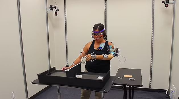 Científicos desarrollan brazo biónico que permite a amputados sentir objetos