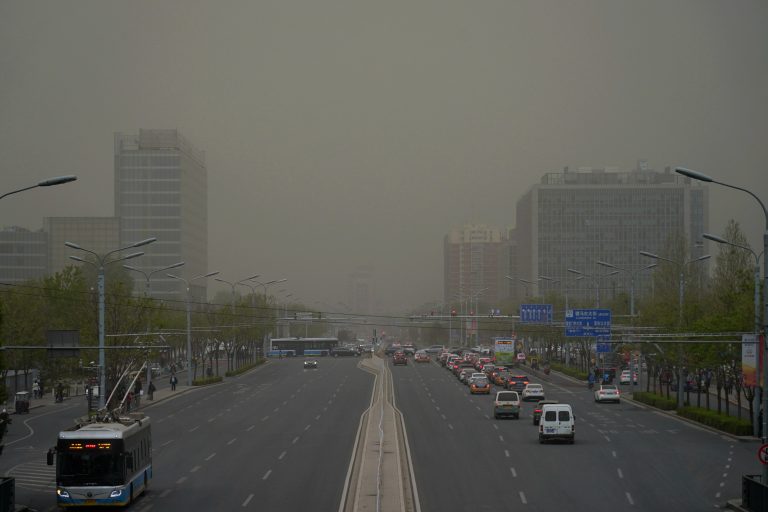 China emite alerta azul por tormentas