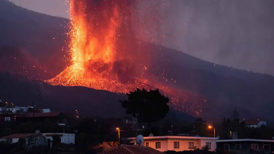 La lava avanza lentamente tras arrasar 240 hectáreas
