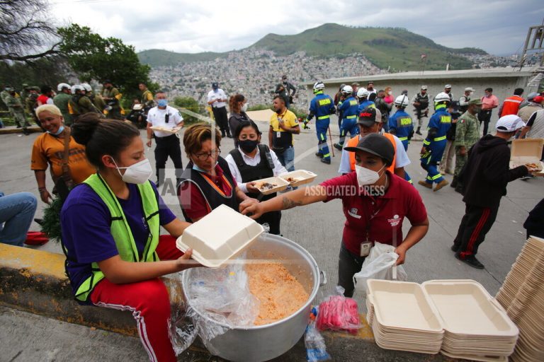 México Reanudan peligrosa búsqueda de víctimas tras deslave