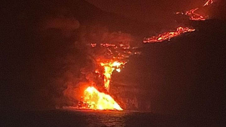 Vulcanólogo: caída de lava al mar en La Palma forma nueva plataforma costera