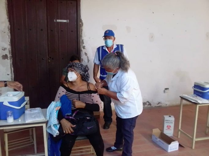 Cruz Roja La Vela brinda apoyo en proceso de vacunación masiva