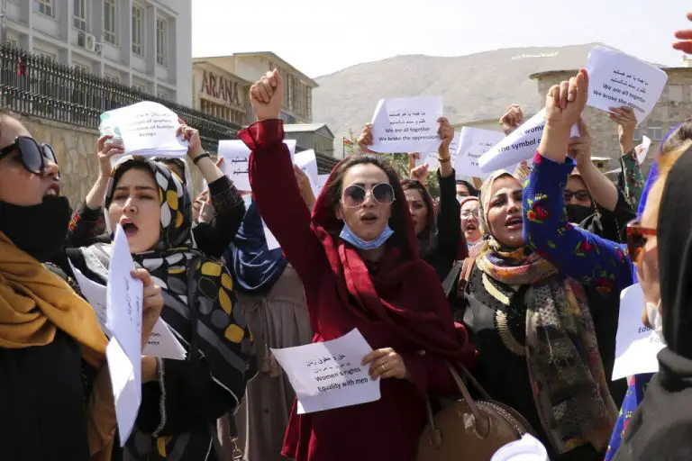 Talibanes reprimen protesta de mujeres que exigían sus derechos