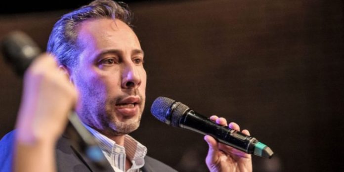 Emiten orden de captura contra el periodista Roberto Deniz
