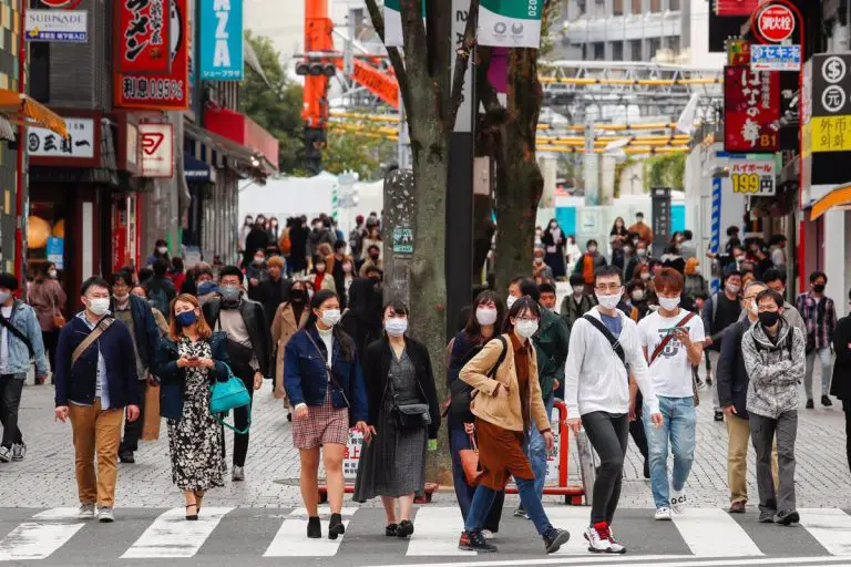 Caída de contagios en Tokio permite levantar las restricciones