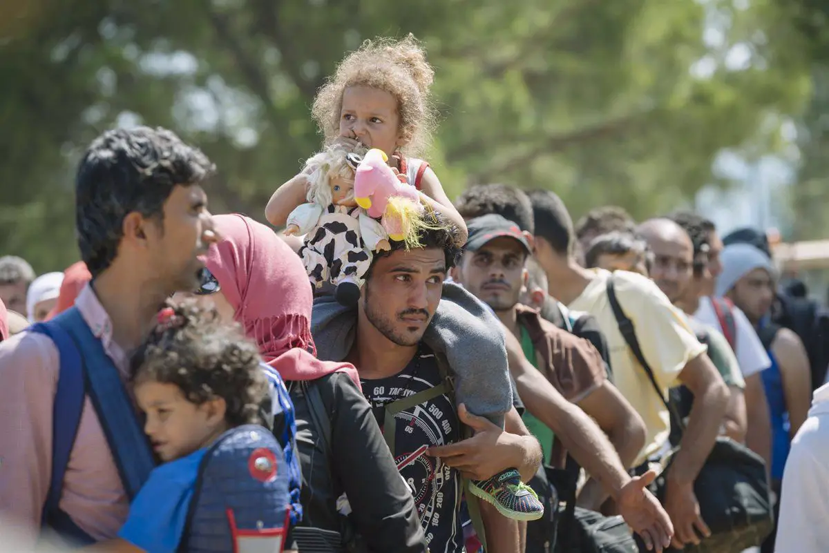  Policía halla 53 migrantes en camión en Macedonia del Norte