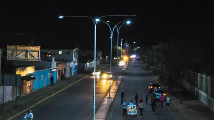 Alcalde Henry Hernández restauró iluminación a la Avenida El Tenis