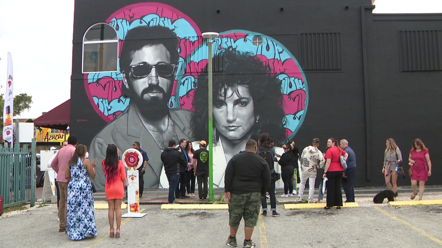  En honor a Gloria y Emilio Estefan, develan mural en Miami