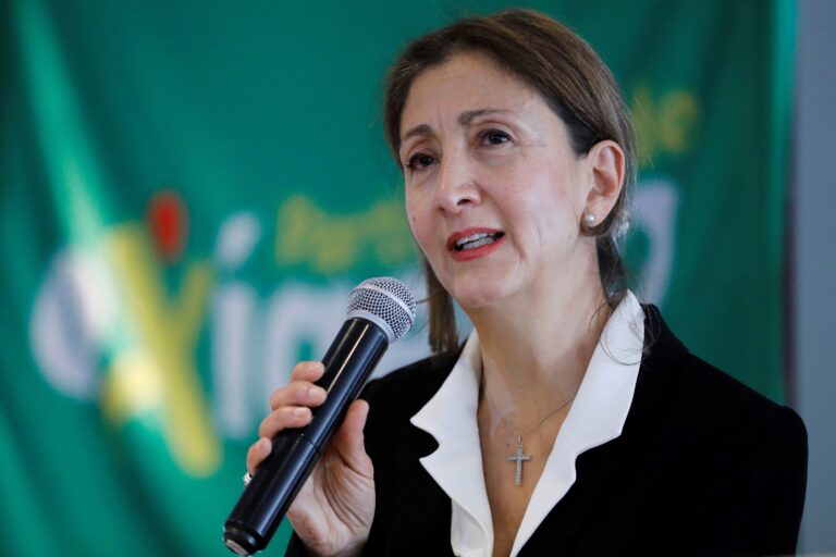 Ingrid Betancourt se retira de las presidenciales