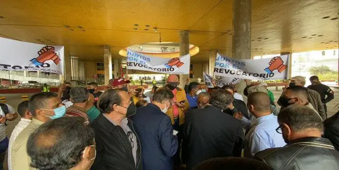 Militantes de Mover solicitan en el CNE la activación del revocatorio