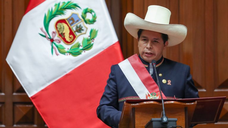 Renuncia el primer ministro de Perú tras rechazo de Congreso