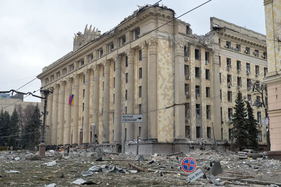  Rusia bombardea Járkiv mientras un convoy se acerca a Kiev