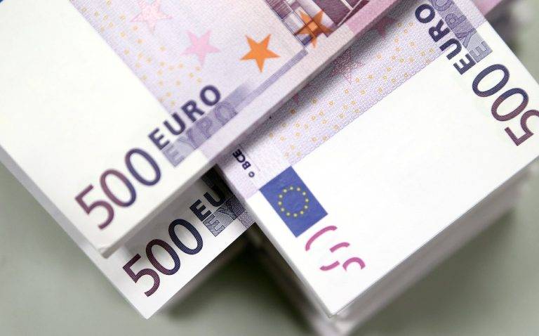 Euro queda en paridad con dólar