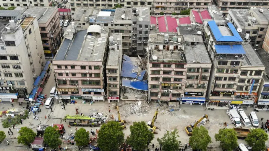 Cerca de 40 desaparecidos tras derrumbe de edificio en China