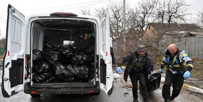 Fiscalía ucraniana recupera 410 cadáveres al norte de Kiev